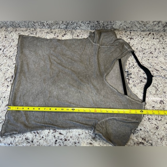 Brand New BKE Raw Edge Minimalist V-neck Tee Women’s Large Washed Capers Taupe - Picture 7 of 9